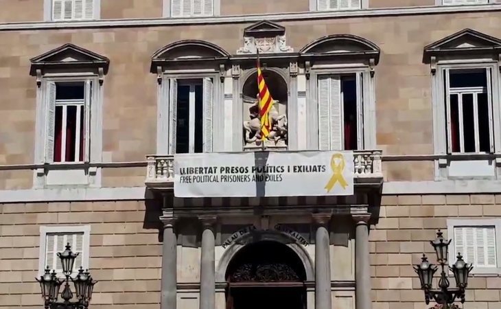 Quim Torra vuelve a colgar el cartel por los políticos presos y el lazo amarillo en la Generalitat
