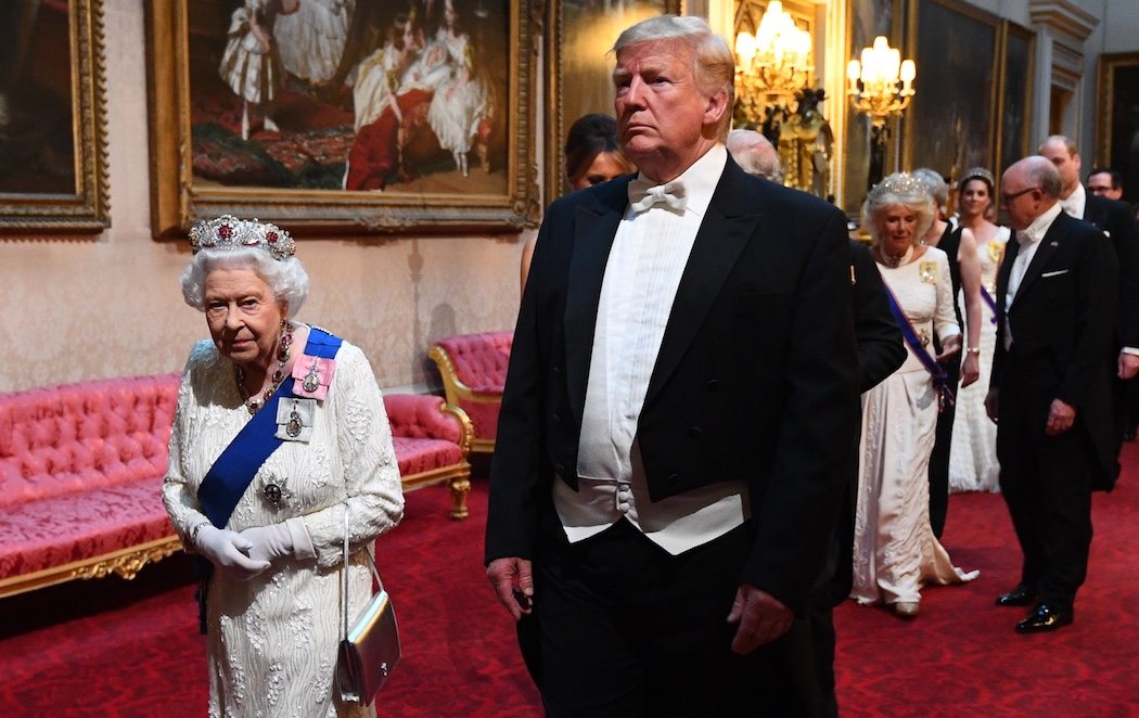 El polémico gesto de Trump al darle unas palmaditas en la espalda a la reina Isabel II