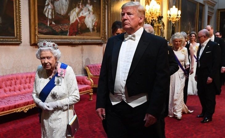 El polémico gesto de Trump al darle unas palmaditas en la espalda a la reina Isabel II