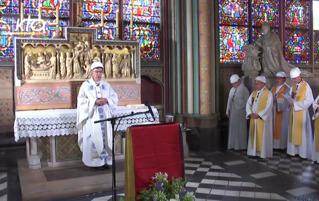 Celebran la primera misa en Notre Dame desde el incendio, con cascos y sin fieles