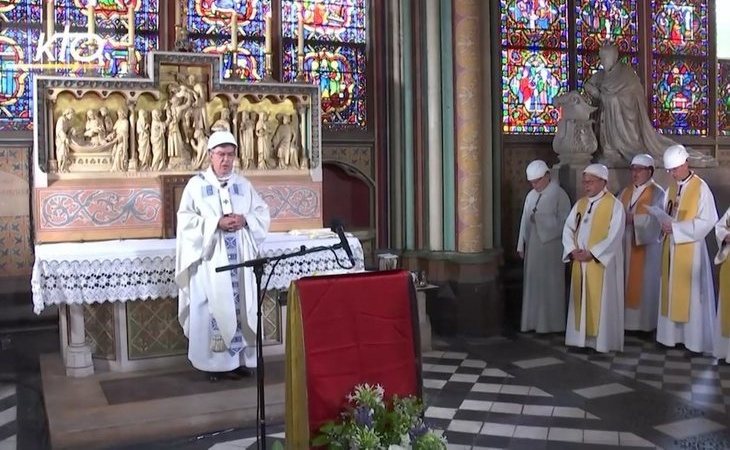 Celebran la primera misa en Notre Dame desde el incendio, con cascos y sin fieles