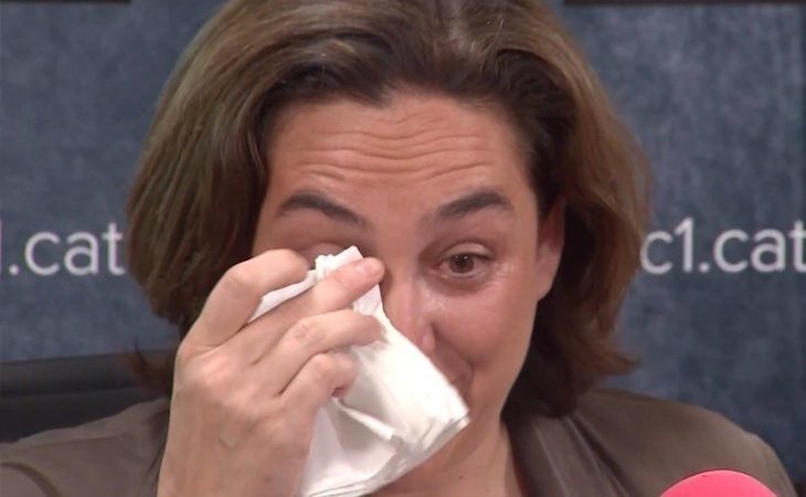 Colau rompe a llorar al hablar de la investidura: "Me han llamado traidora, botiflera, puta, de todo"