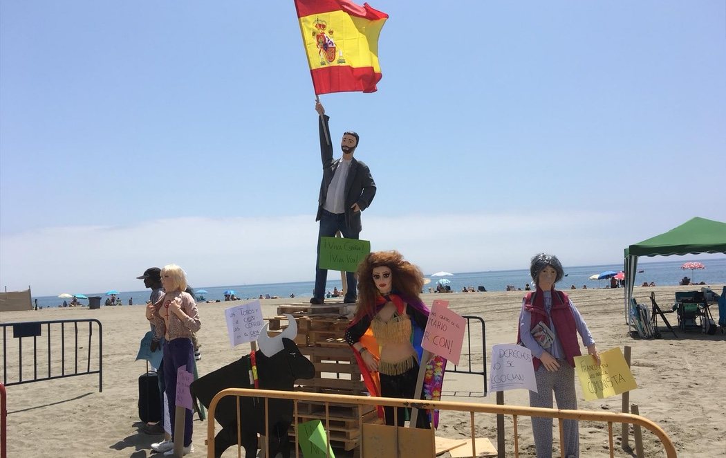 Queman en una hoguera un muñeco de Santiago Abascal (VOX) en Estepona