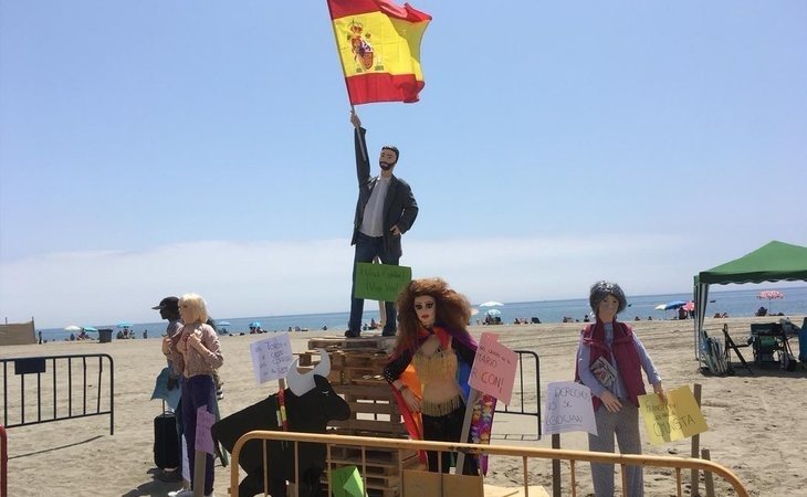 Queman en una hoguera un muñeco de Santiago Abascal (VOX) en Estepona