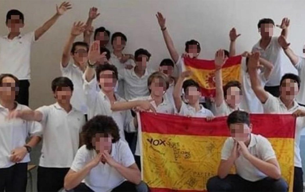 Polémica por un posado fascista con símbolos de VOX de los alumnos de un colegio del Opus