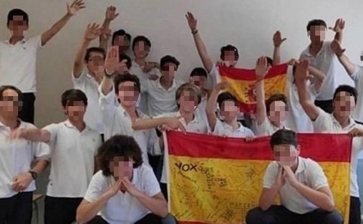 Polémica por un posado fascista con símbolos de VOX de los alumnos de un colegio del Opus