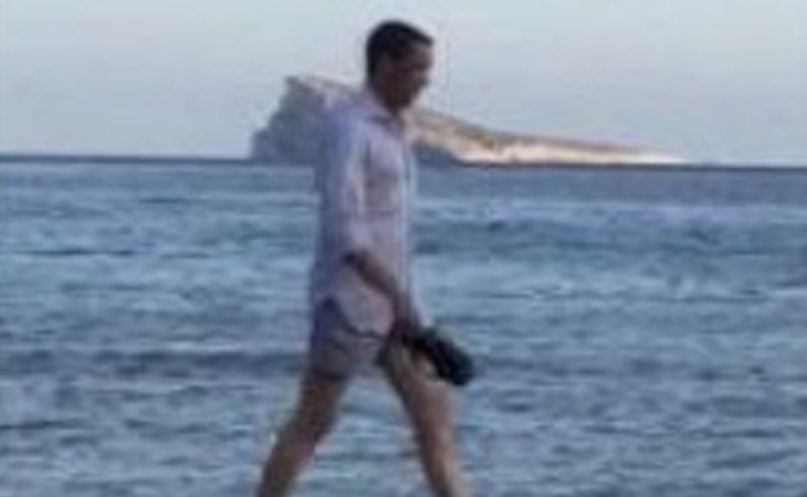 Zaplana, 'cazado' paseando por la playa tras recibir el alta seis meses después de salir de la cárcel