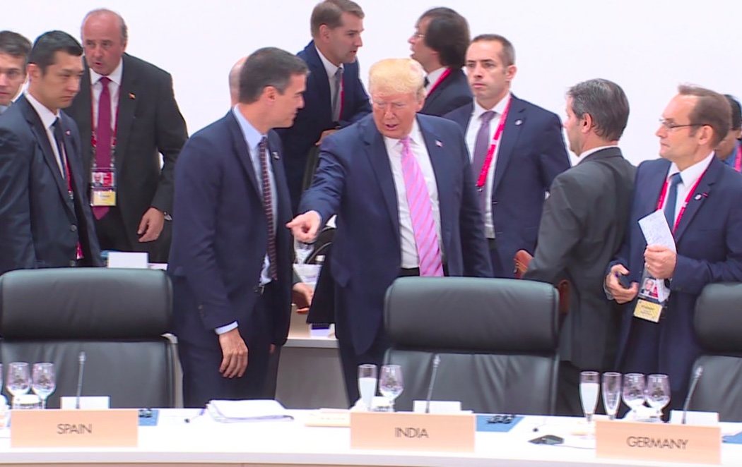 El confuso y arrogante gesto de Trump a Pedro Sánchez en la cumbre del G-20