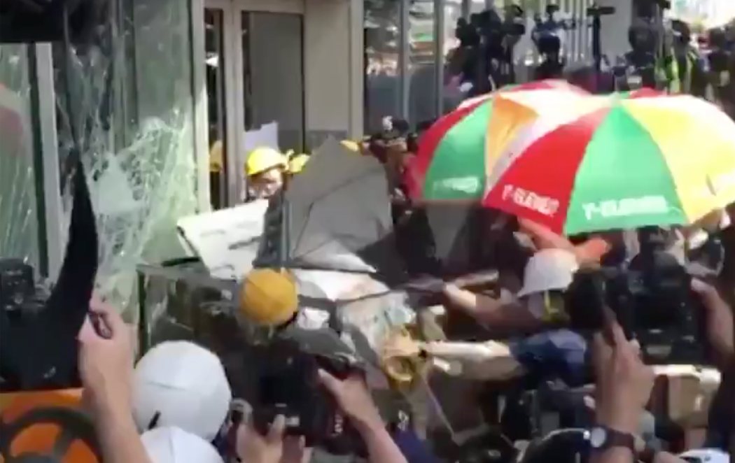 Graves protestas en Hong Kong: manifestantes intentan asaltar el Parlamento