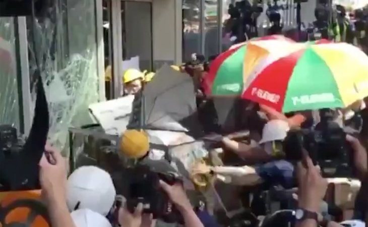 Graves protestas en Hong Kong: manifestantes intentan asaltar el Parlamento