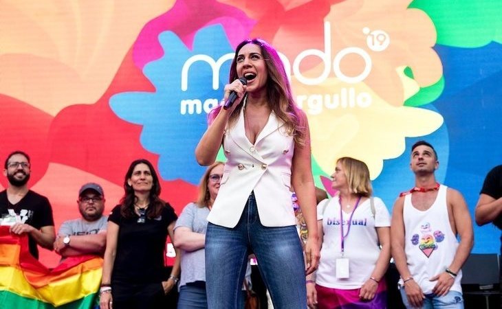 Mónica Naranjo inaugura con su 'Sobreviviré' un Orgullo LGTBI que extrañan a Carmena