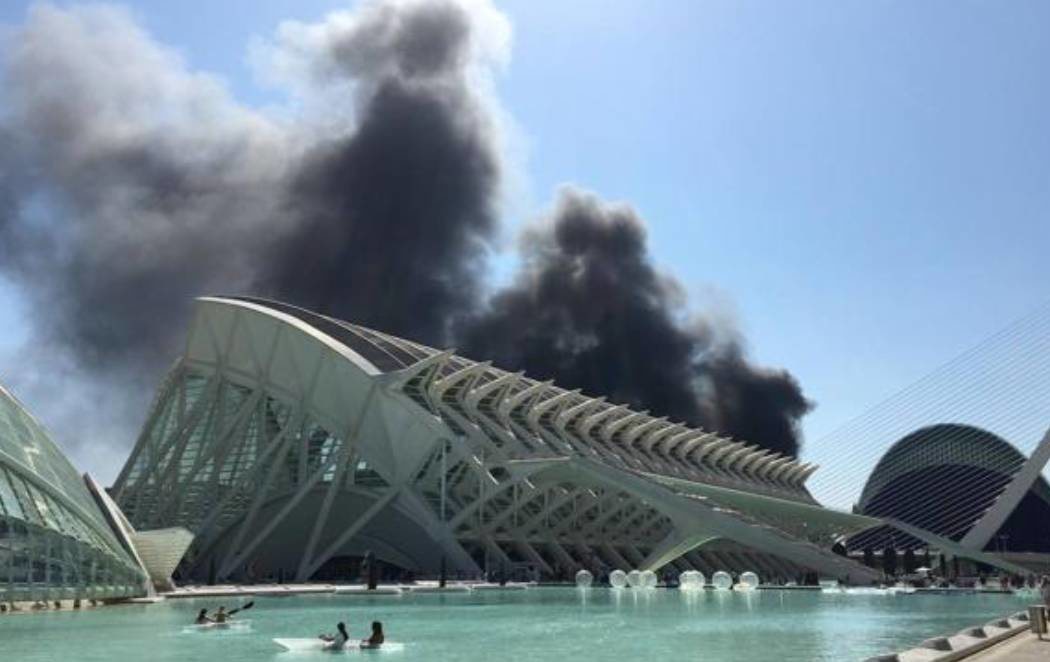 Desalojan el Oceanogràfic de Valencia por un incendio en una de las torres