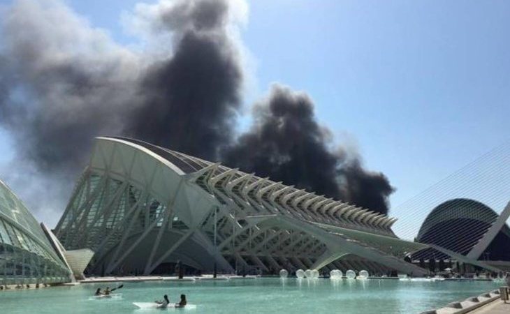 Desalojan el Oceanogràfic de Valencia por un incendio en una de las torres