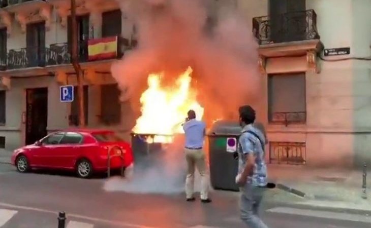 Ortega Smith apaga un contenedor en llamas delante de la sede de VOX Madrid