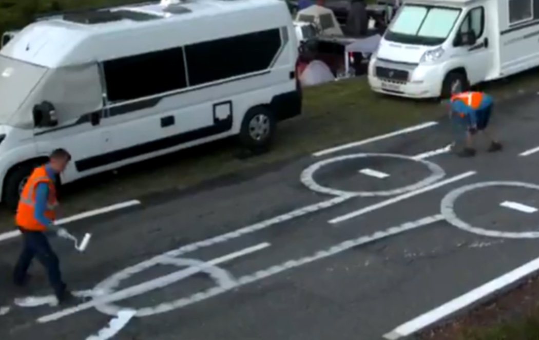 Intenso trabajo de los operarios del Tour de Francia para ocultar los penes dibujados en la carretera