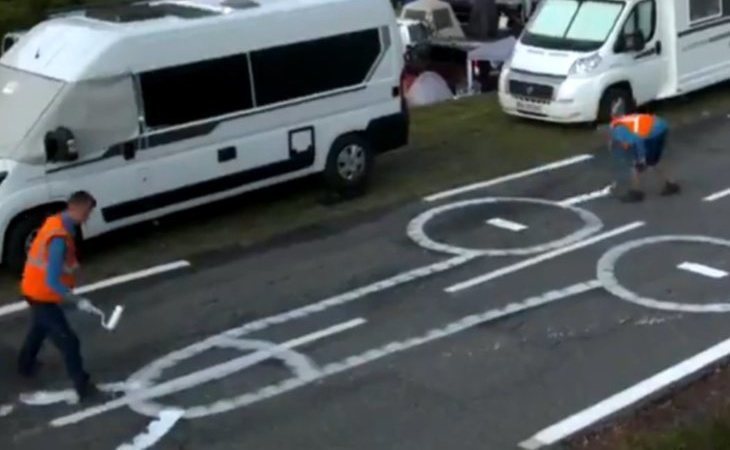 Intenso trabajo de los operarios del Tour de Francia para ocultar los penes dibujados en la carretera