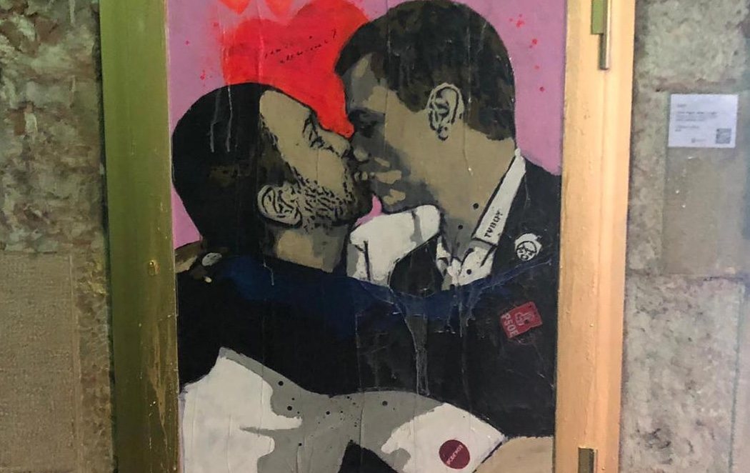 El apasionado beso entre Pablo Iglesias y Pedro Sánchez: "¿amor o elecciones?"