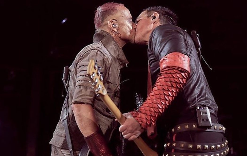 Dos miembros de Rammstein se besan en Moscú contra la postura anti-LGBTI de Rusia