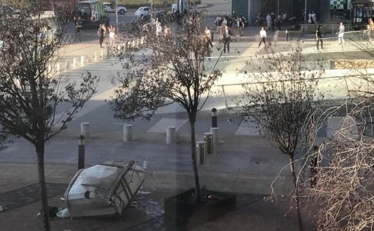 Evacúan una de las torres Kio de Madrid tras caerse una plataforma de limpieza al vacío