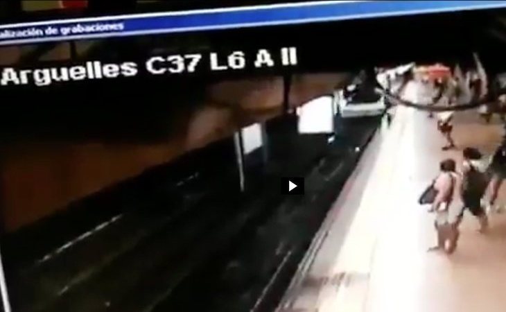 Un hombre tira de una patada a un joven a las vías del metro de Madrid cuando pasaba el tren