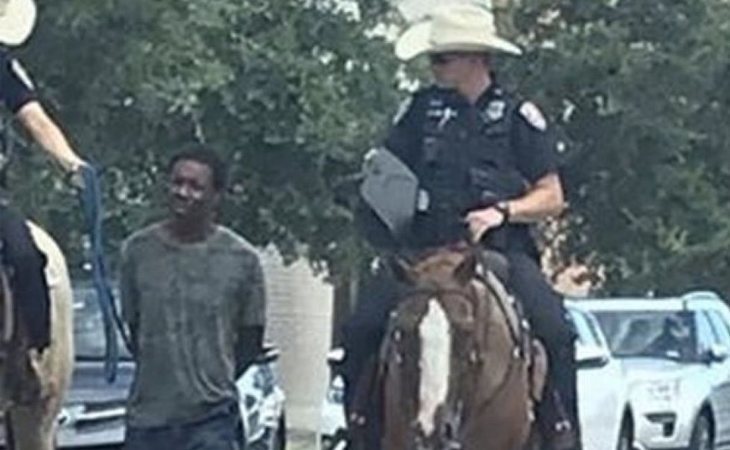 "Son los peores años de la esclavitud": critican a dos policías por conducir a un hombre negro con una cuerda en EEUU