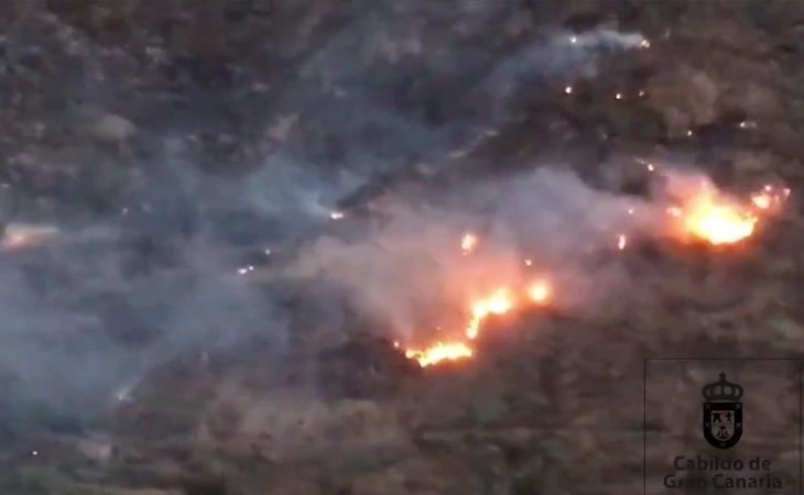 Un incontrolable incendio en Gran Canaria obliga a un millar de personas a desalojar sus hogares