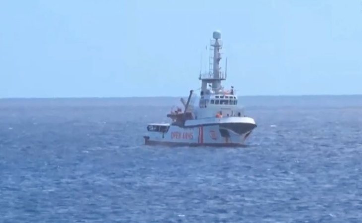 El Open Arms entra en aguas italianas pero le impiden atracar