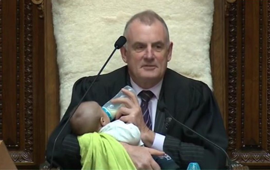 El presidente del parlamento de Nueva Zelanda cuida al bebé de un diputado en un pleno
