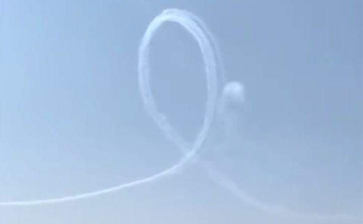 La Patrulla Águila pinta un crespón en el aire en honor al piloto fallecido en Murcia