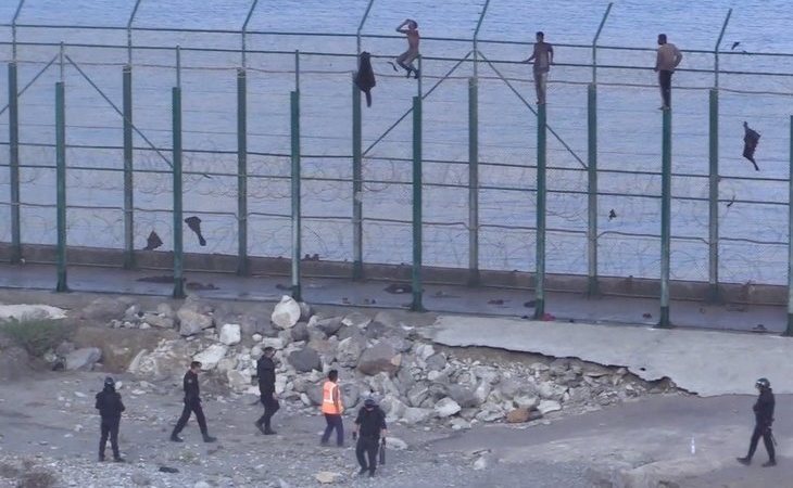España devuelve en caliente a Marruecos a ocho migrantes en la valla de Ceuta