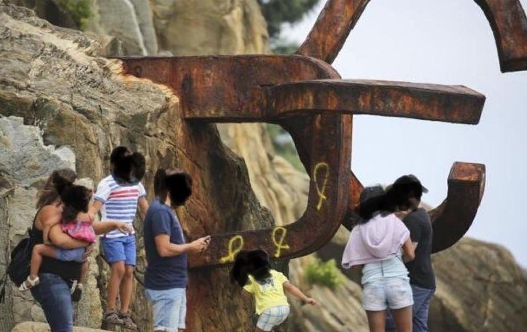 Indignación por las pintadas de lazos amarillos en el Peine del Viento de San Sebastián