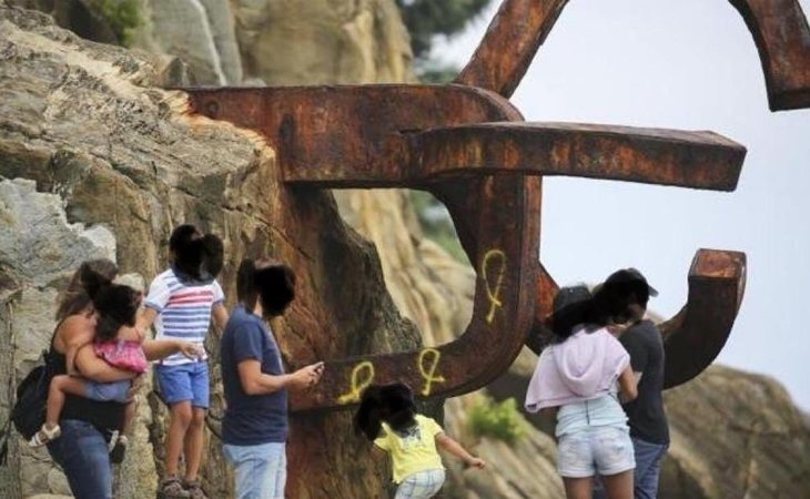 Indignación por las pintadas de lazos amarillos en el Peine del Viento de San Sebastián