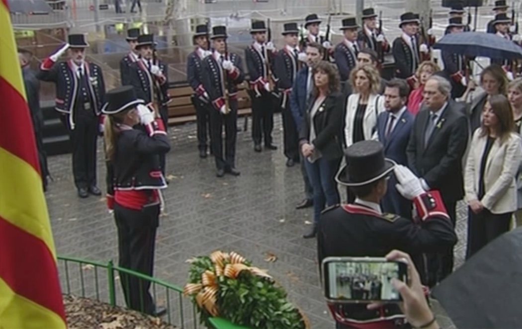 Suena el himno de España desde un balcón durante la ofrenda floral a Casanova en la Diada