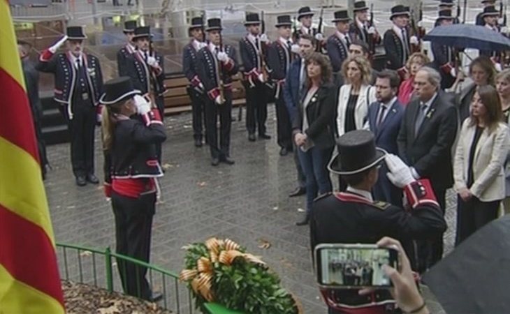 Suena el himno de España desde un balcón durante la ofrenda floral a Casanova en la Diada