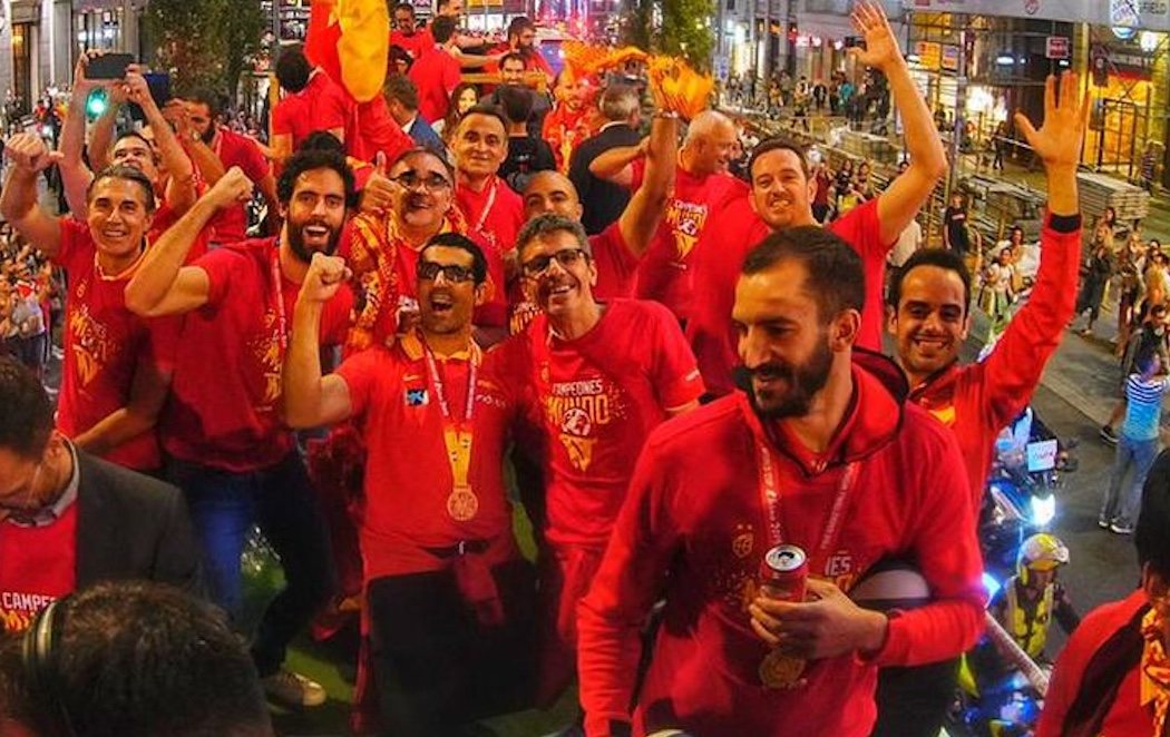 La selección española de baloncesto celebra su triunfo en el mundial junto a la afición