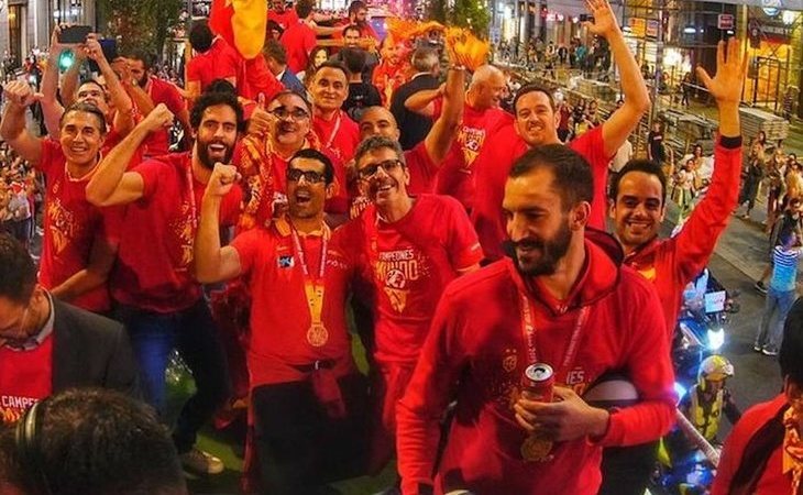 La selección española de baloncesto celebra su triunfo en el mundial junto a la afición