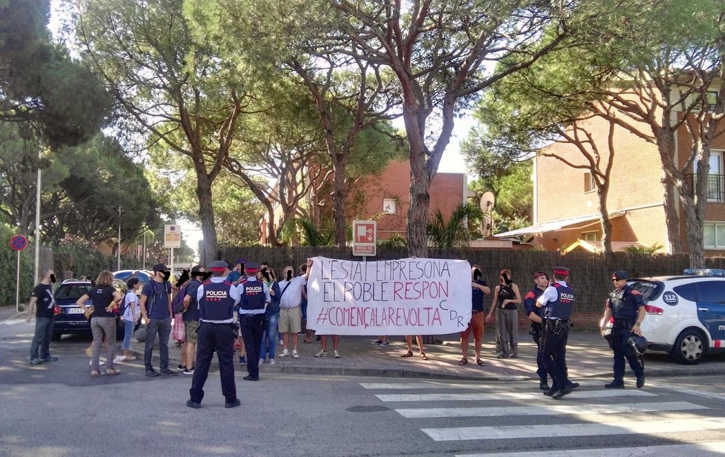 Los CDR boicotean un acto del PSC en Gavà: "El Estado encarcela, el pueblo responde. Comienza la revuelta"