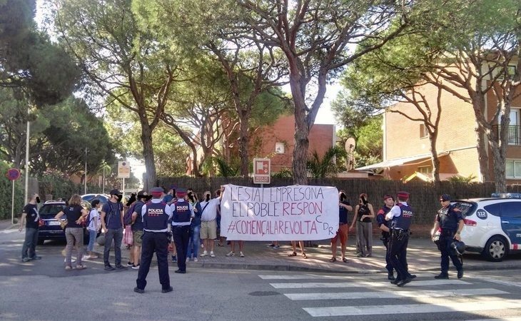 Los CDR boicotean un acto del PSC en Gavà: "El Estado encarcela, el pueblo responde. Comienza la revuelta"