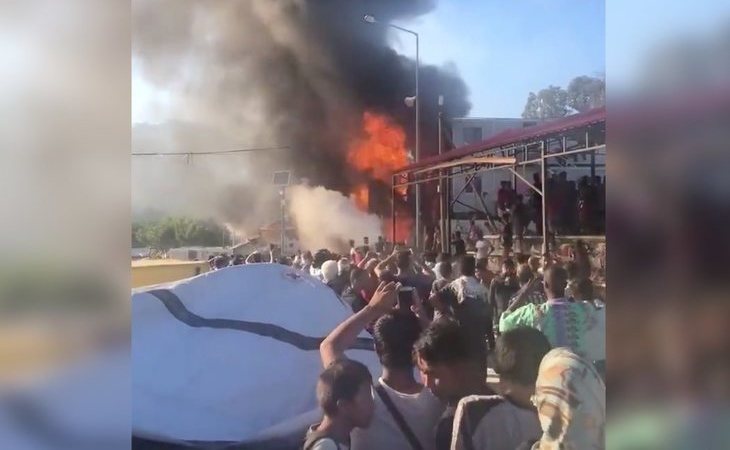 Al menos dos muertos en un incendio en el hacinado campo de refugiados de Moria, en Lesbos