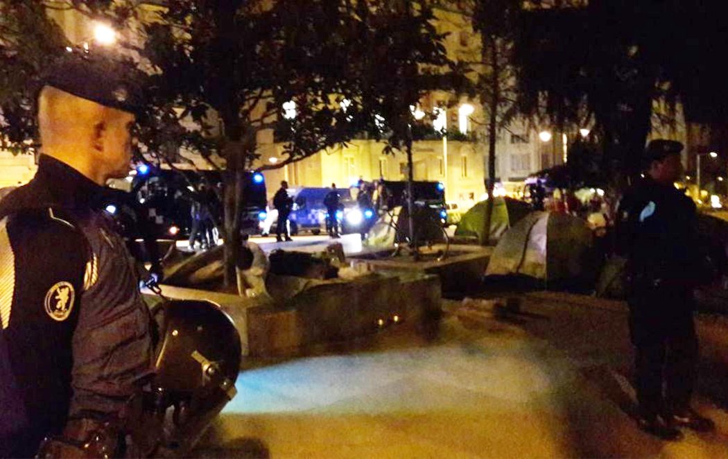 Almeida desaloja de madrugada a los 'sin techo' acampados en el Paseo del Prado