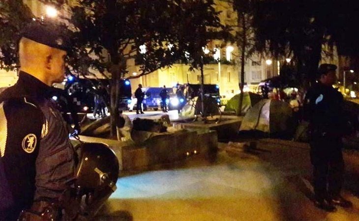 Almeida desaloja de madrugada a los 'sin techo' acampados en el Paseo del Prado