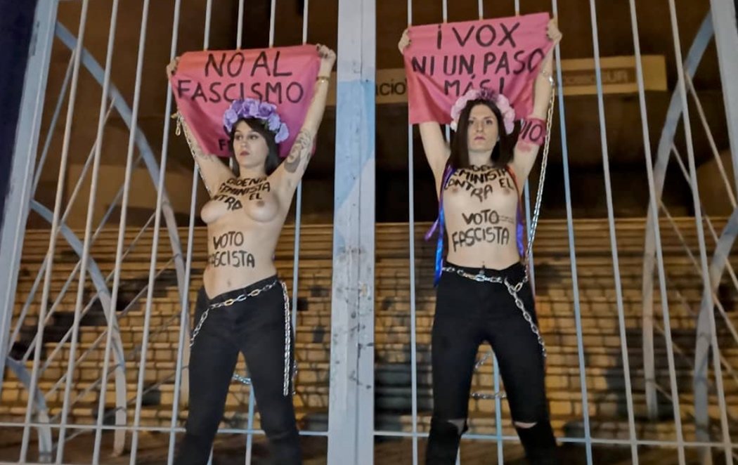 Activistas de Femen se encadenan en Vistalegre para boicotear el mitin de VOX