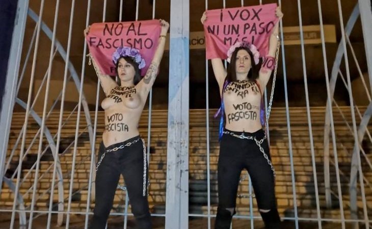 Activistas de Femen se encadenan en Vistalegre para boicotear el mitin de VOX