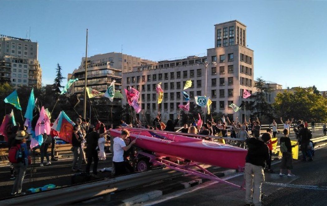 Varios ecologistas detenidos tras cortar el tráfico en pleno centro de Madrid