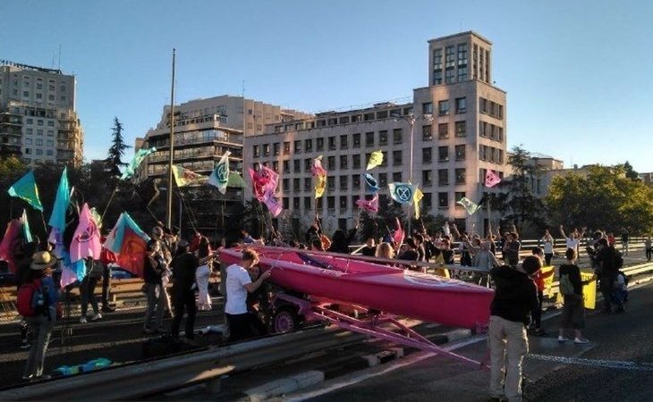 Varios ecologistas detenidos tras cortar el tráfico en pleno centro de Madrid