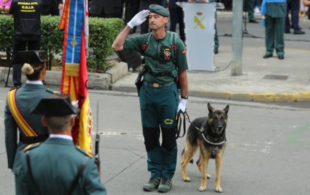 Interior condecora al guardia civil que salvó dos 'indepes' de morir por colgar esteladas en el Pirineo