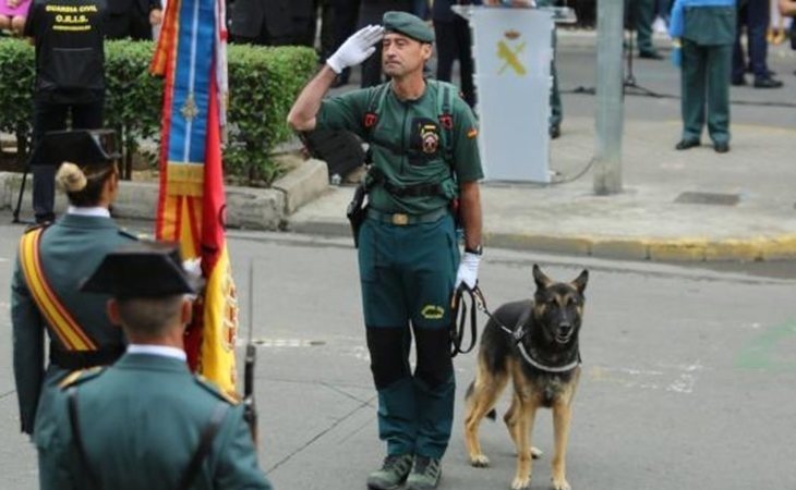 Interior condecora al guardia civil que salvó dos 'indepes' de morir por colgar esteladas en el Pirineo