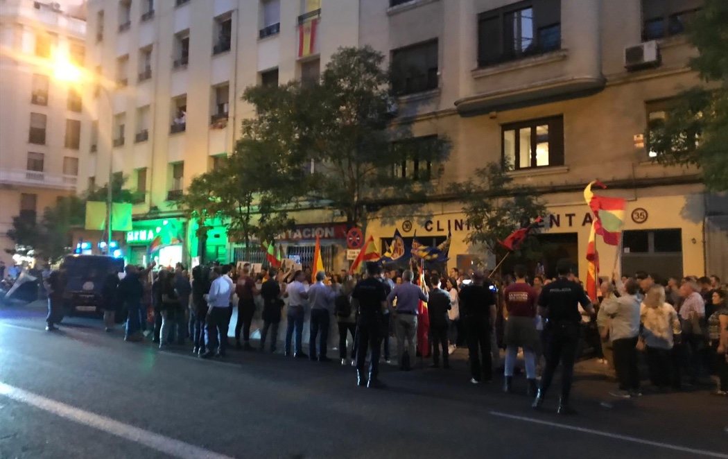 Esperpento franquista: solo 150 ultras se manifiestan ante el PSOE por la exhumación