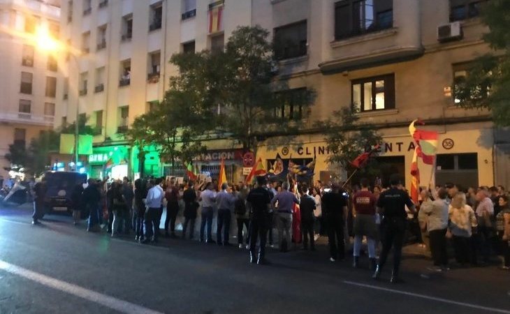 Esperpento franquista: solo 150 ultras se manifiestan ante el PSOE por la exhumación