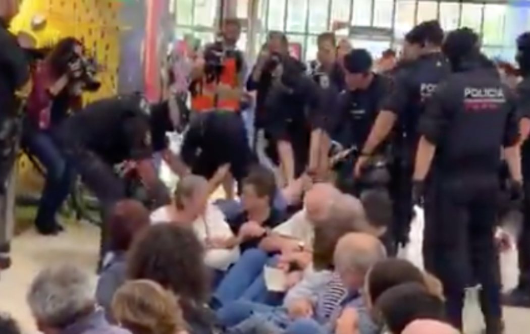 Sentada en la estación de Sants (Barcelona) en contra de la sentencia del proceso